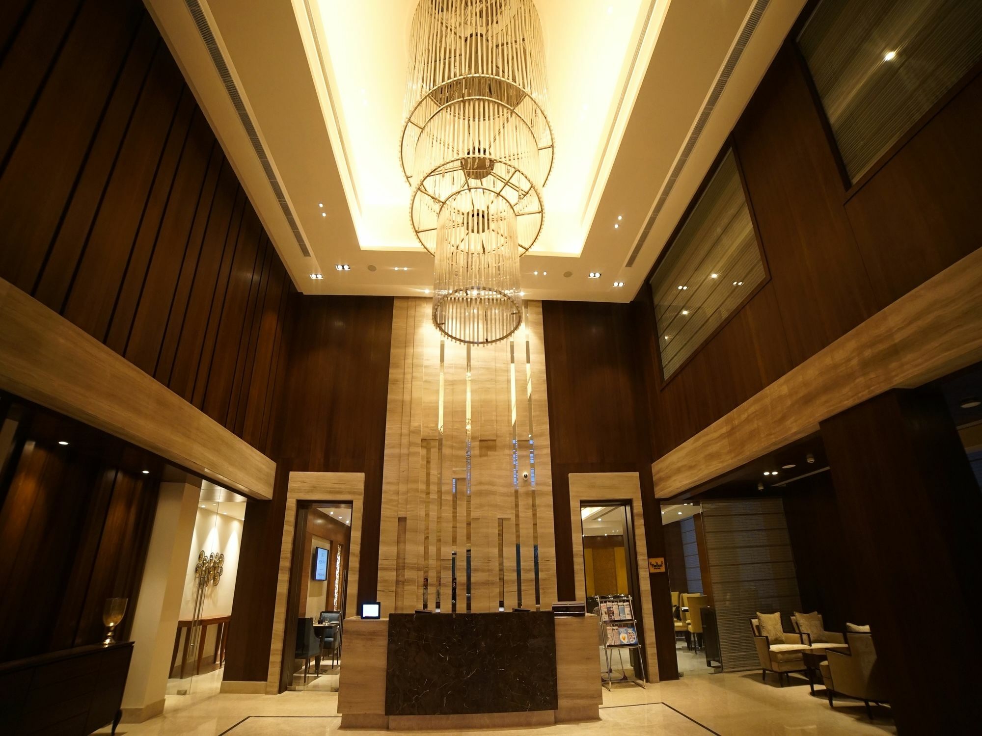 Golden Sarovar Portico Hotel 4*