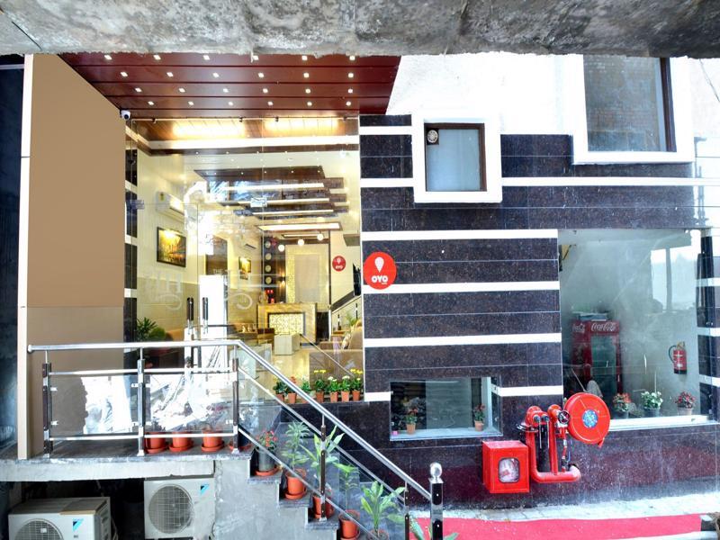Hotel Hollywood Heights Near Railway Station 3*