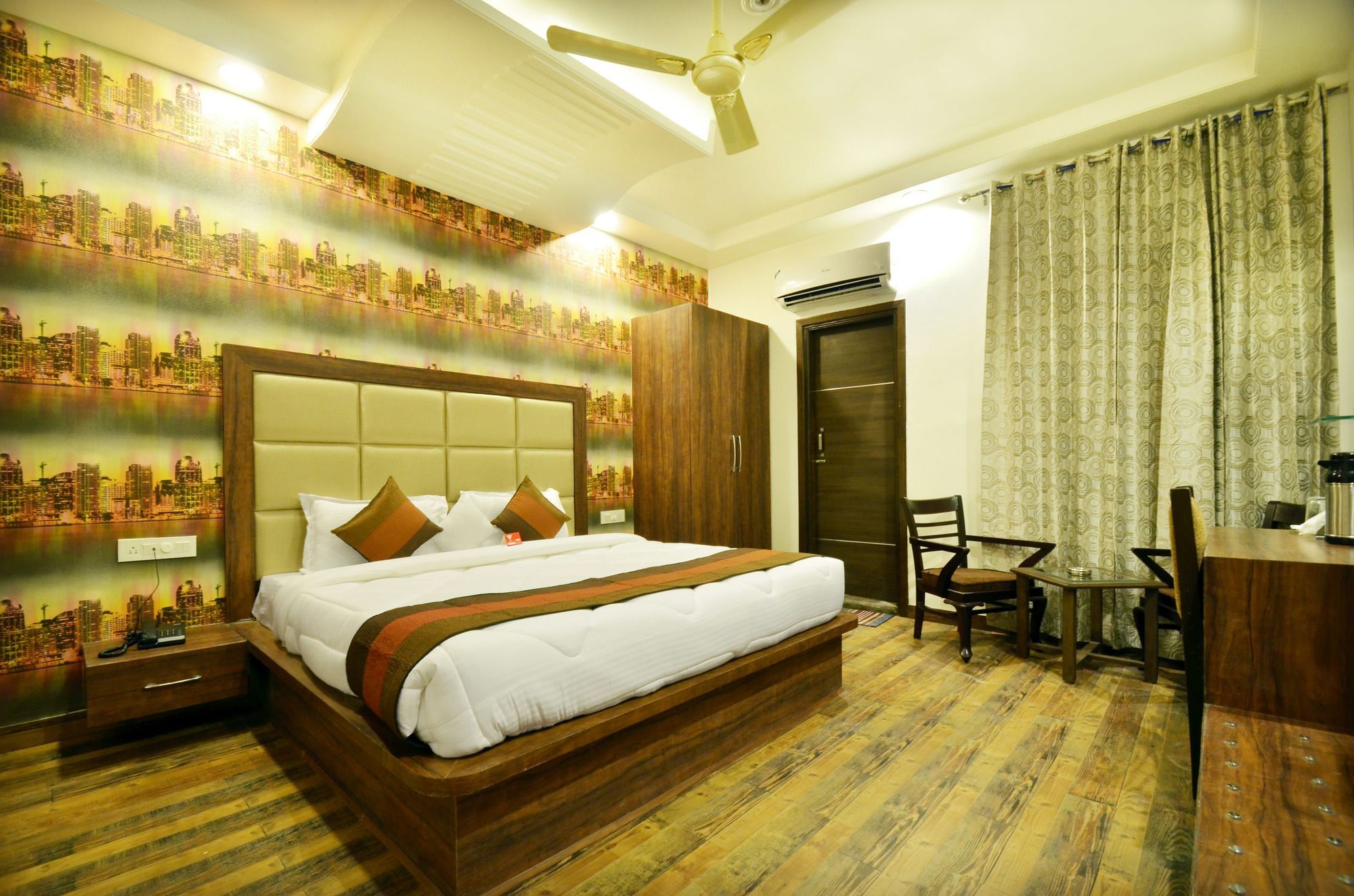 Hotel Hollywood Heights Near Railway Station 3*