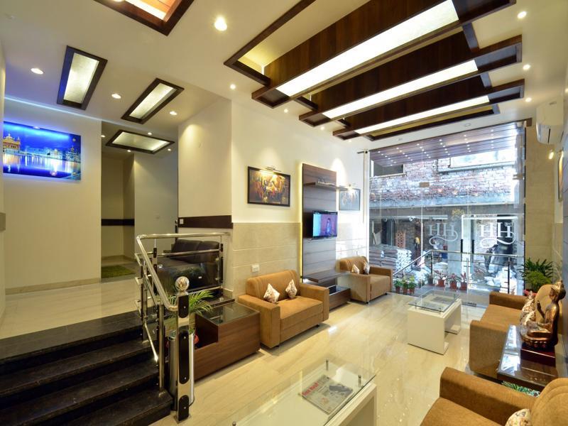 Hotel Hollywood Heights Near Railway Station