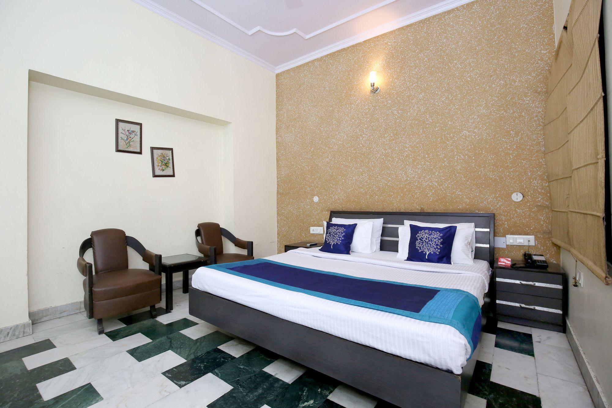 Oyo 10111 Roopa International 3*