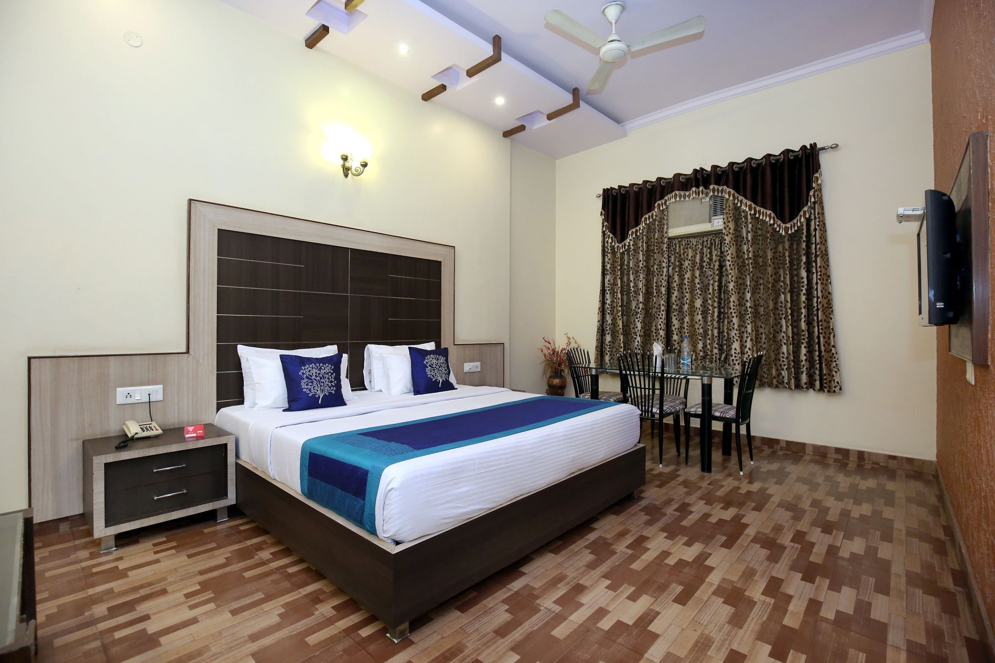 Hotel Oyo 10111 Roopa International Amritsar