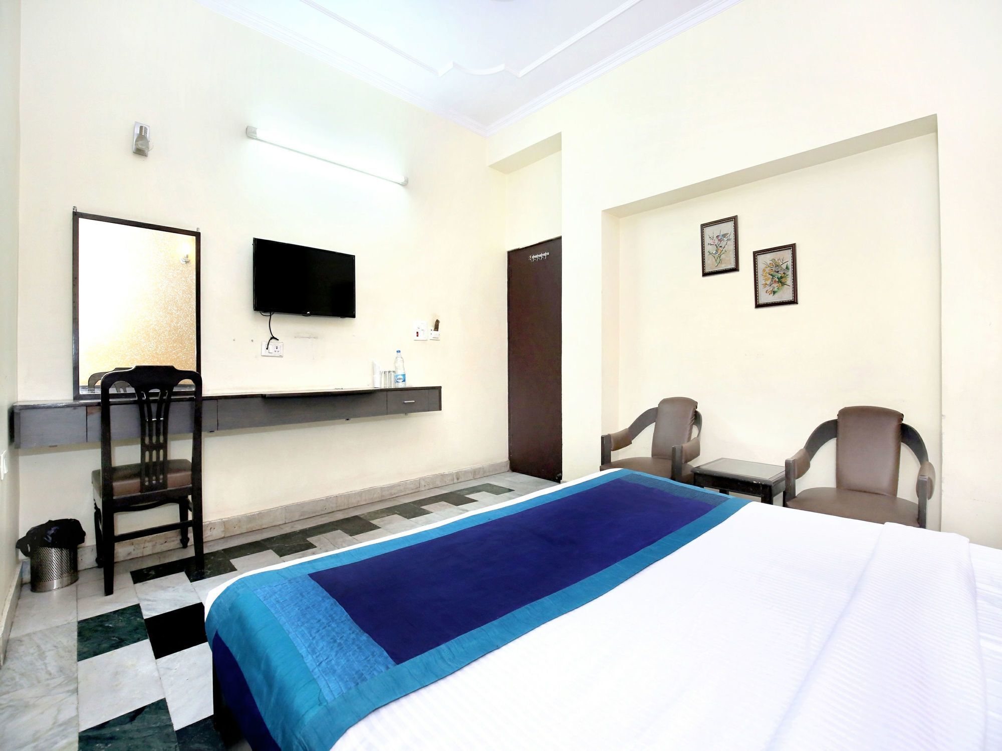 Oyo 10111 Roopa International 3*
