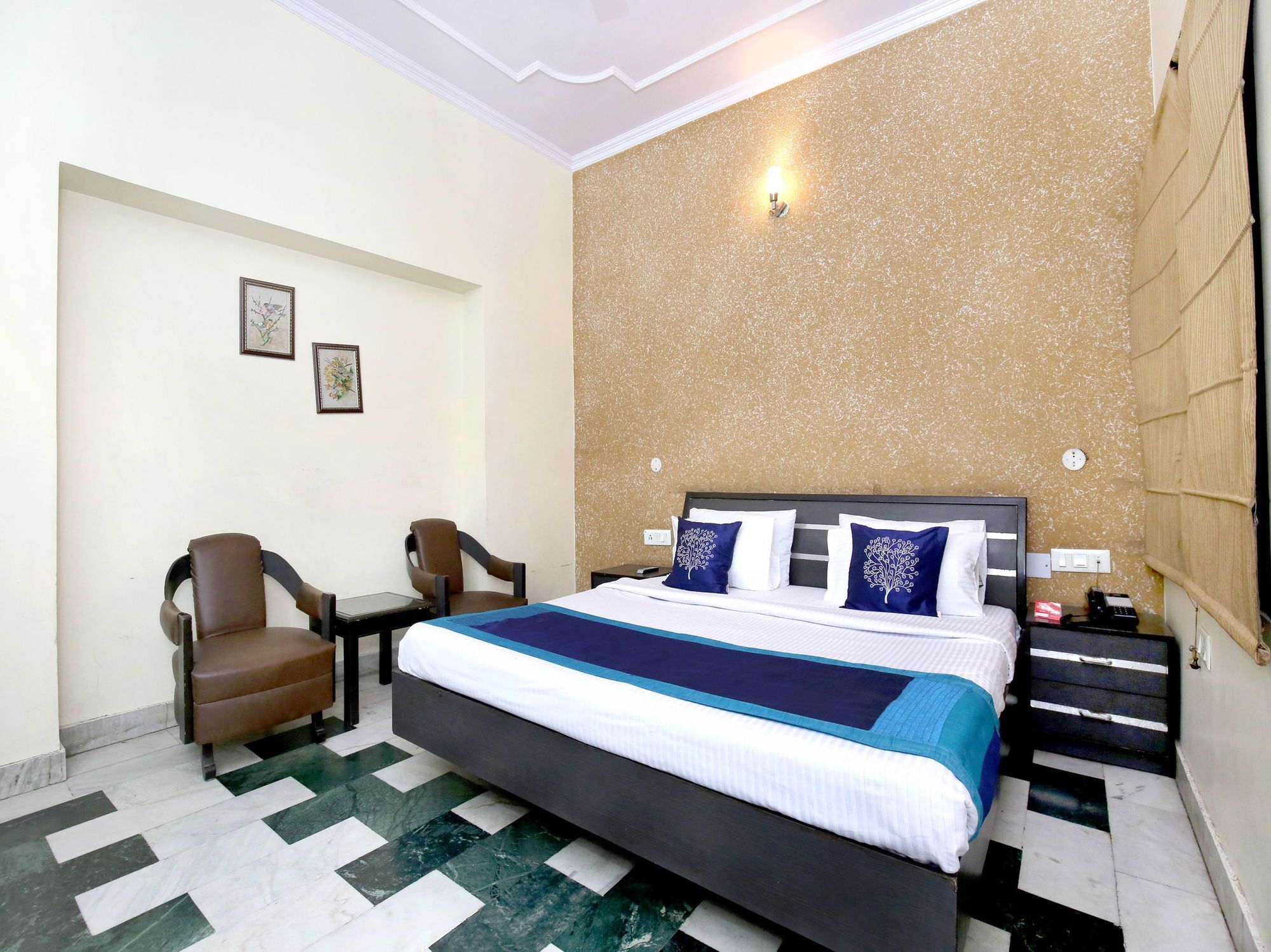 Hotel Oyo 10111 Roopa International