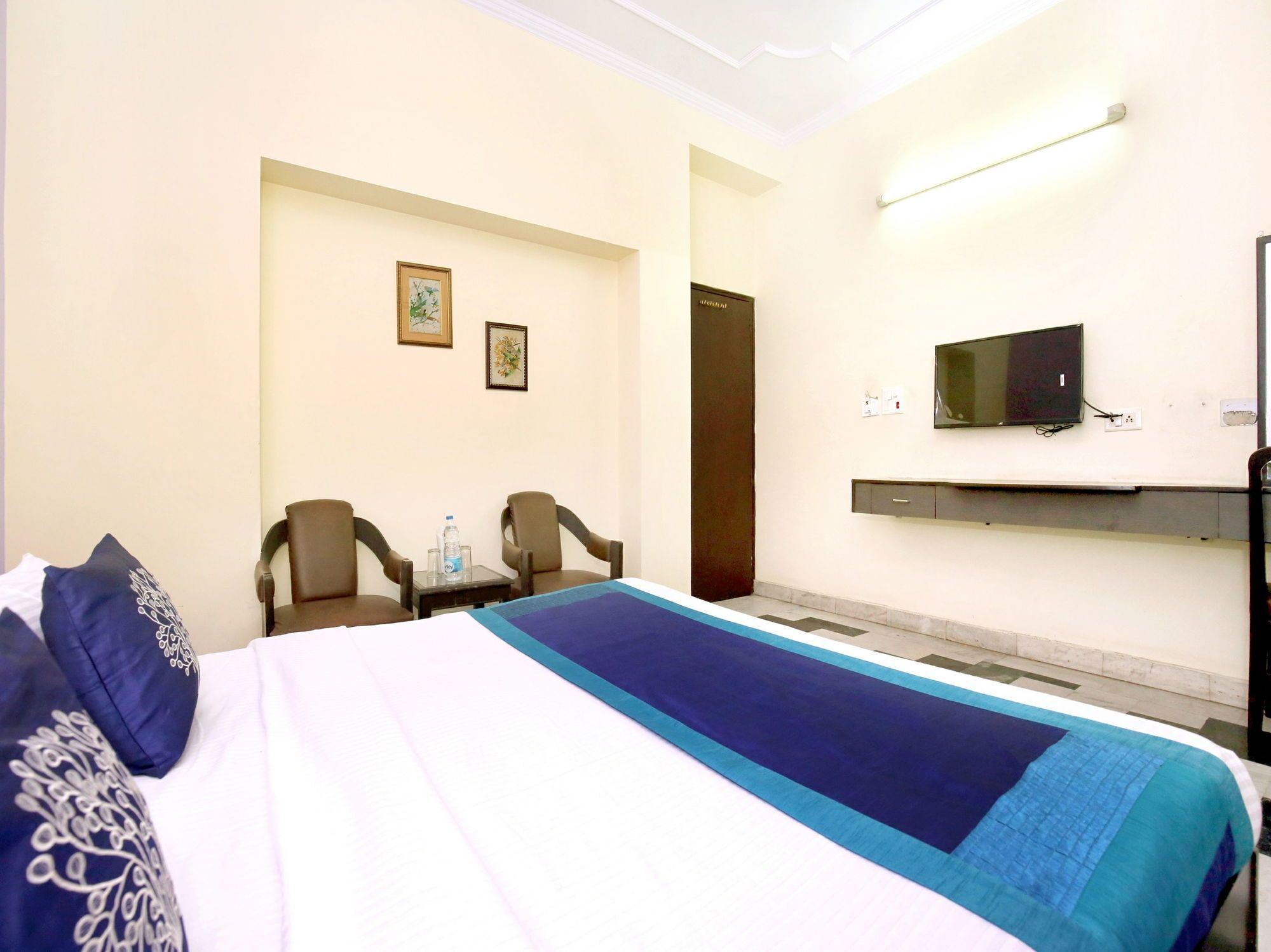 Oyo 10111 Roopa International 3*
