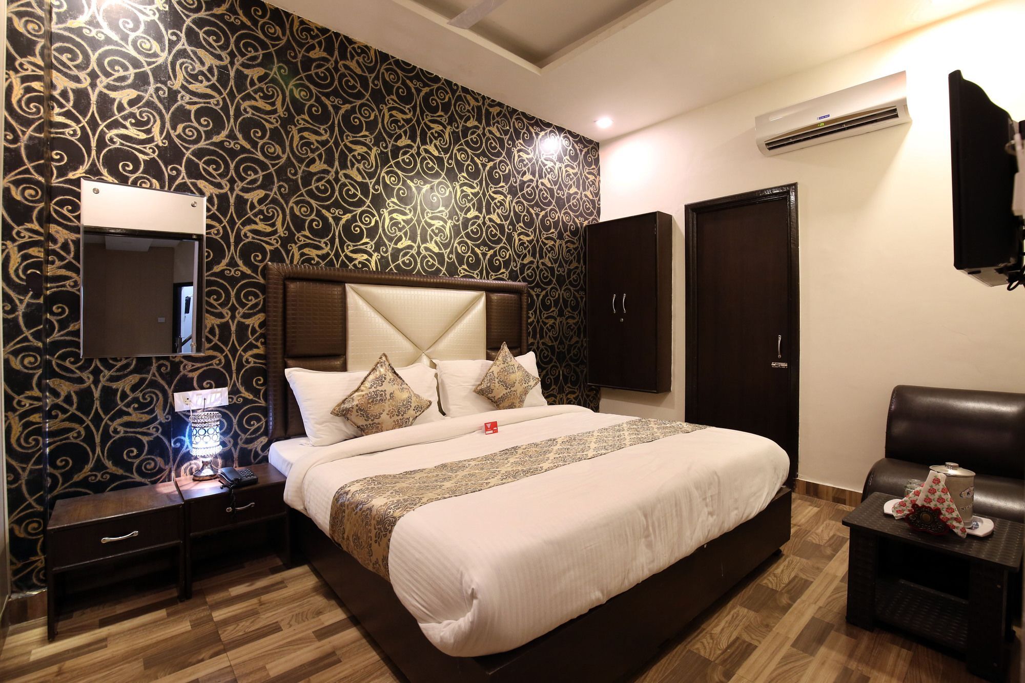 Oyo 111 Opp. Sangam Cinema Hotel