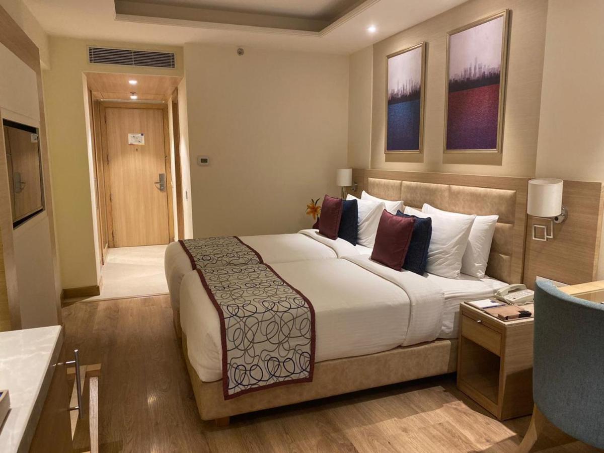 Golden Sarovar Portico 4*