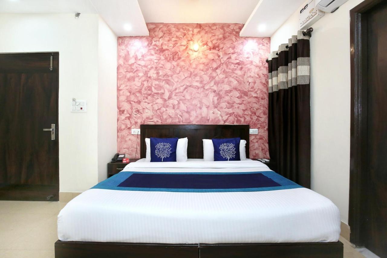 Oyo 9593 J S Regency 3*