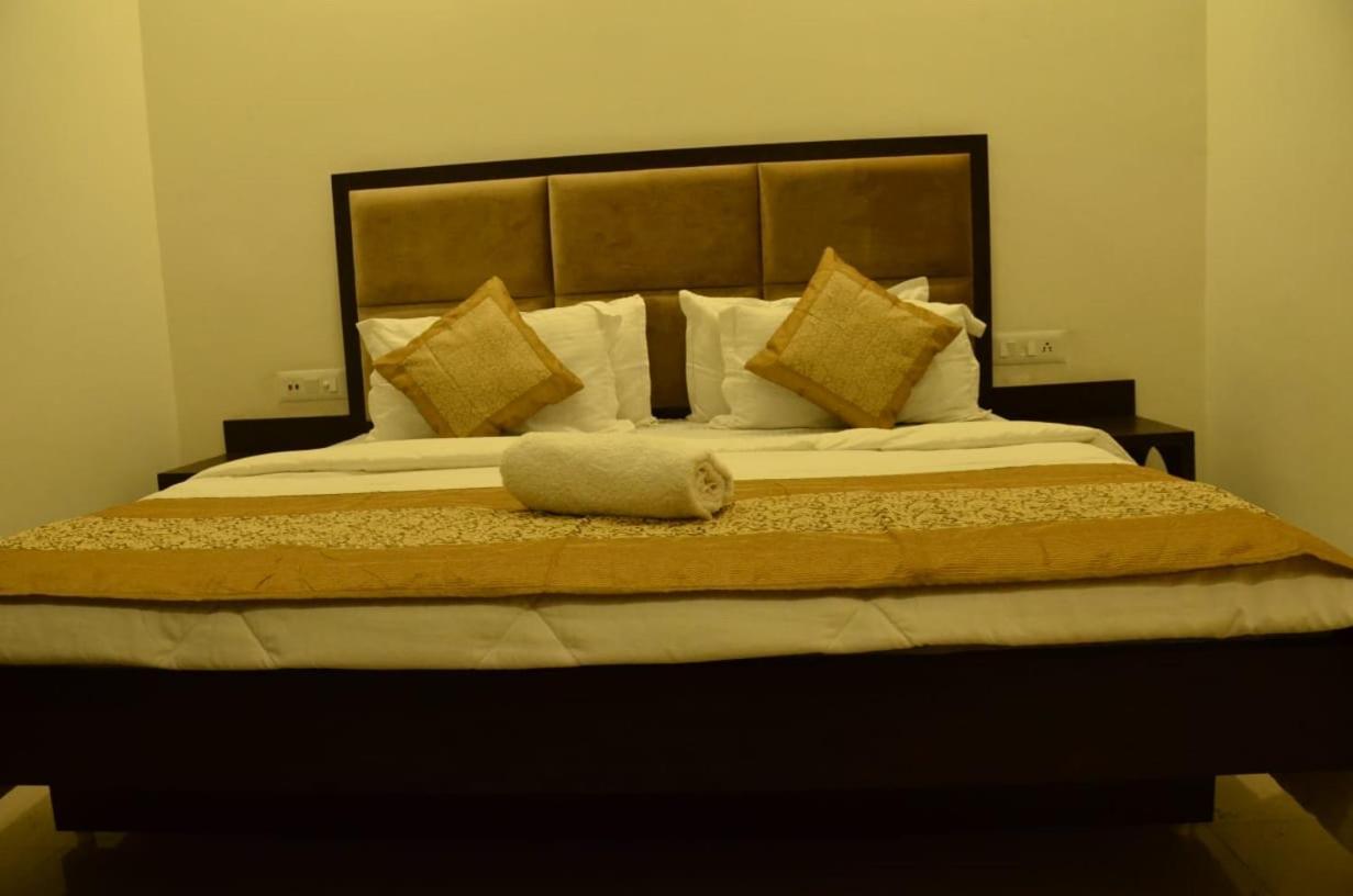 Hotel G R Residency Golden Temple Just 2 Mins Walking Distance From